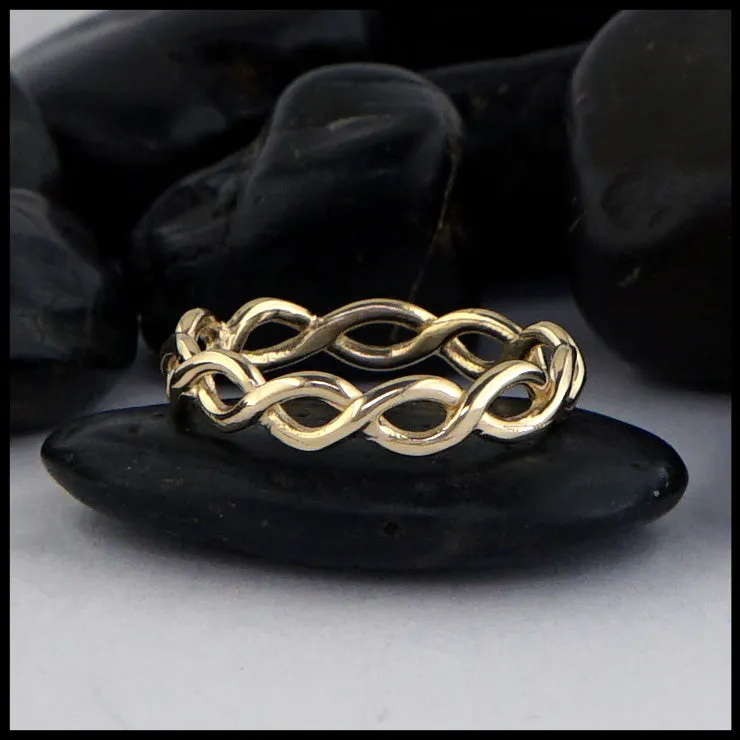 Simple Twist Ring in Gold