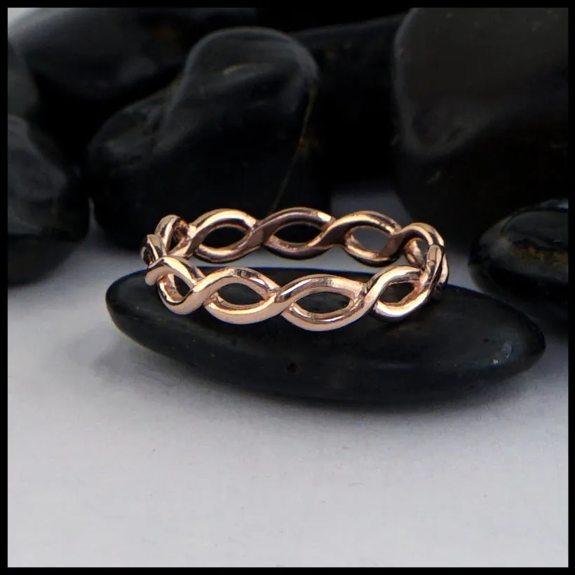 Simple Twist Ring in Gold