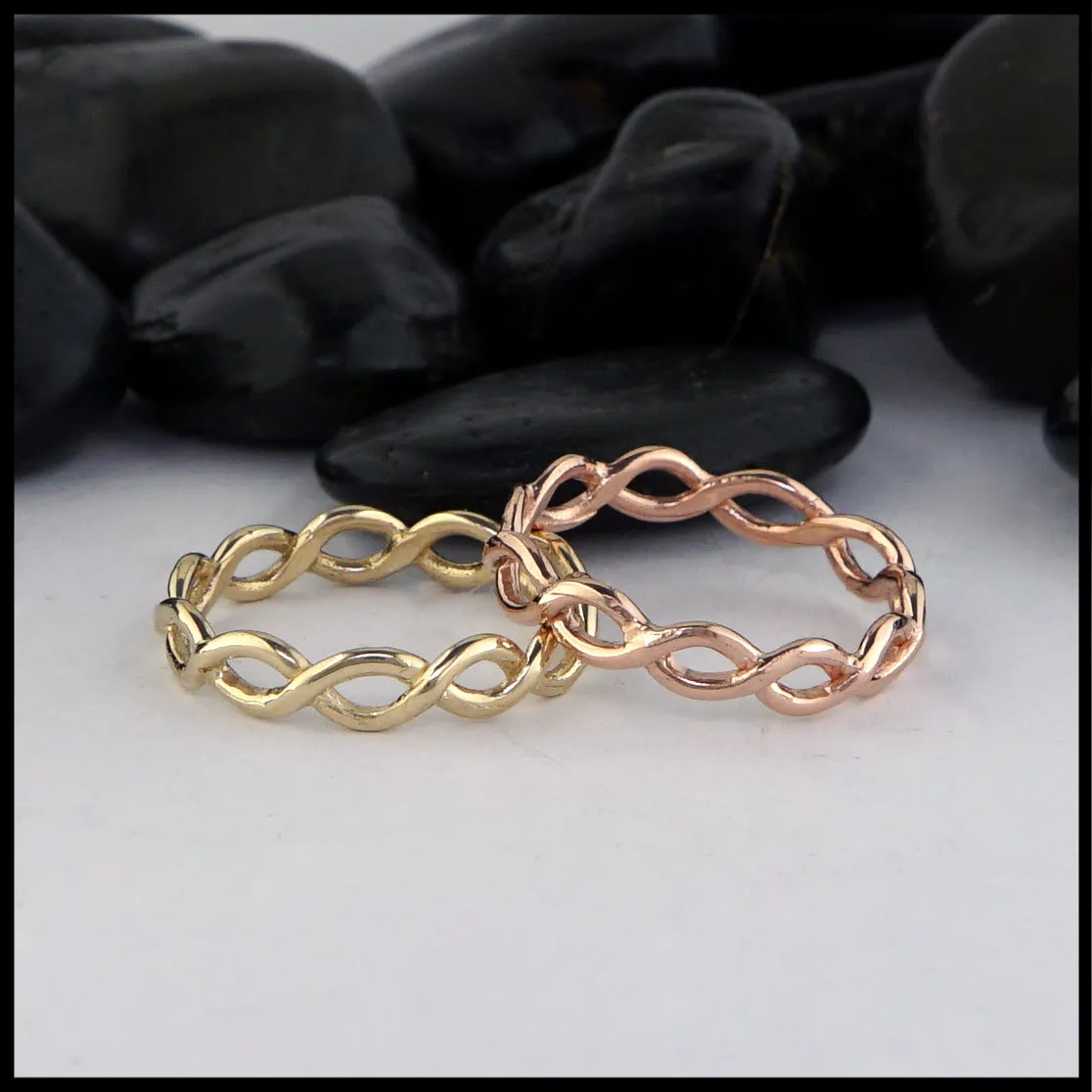 Simple Twist Ring in Gold